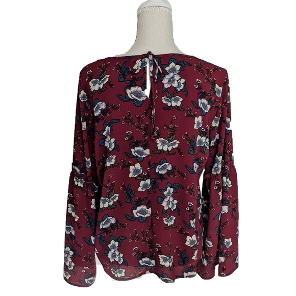 Bell Sleeve V-Neck Floral Blouse. M - Picture 2 of 5
